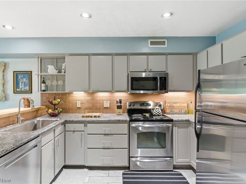 1900 Grove Court , Unit 112, Cleveland, OH 44113 Photo 12
