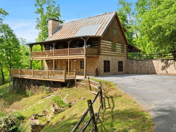 302 Beech Branch Rd, Gatlinburg, TN 37738
