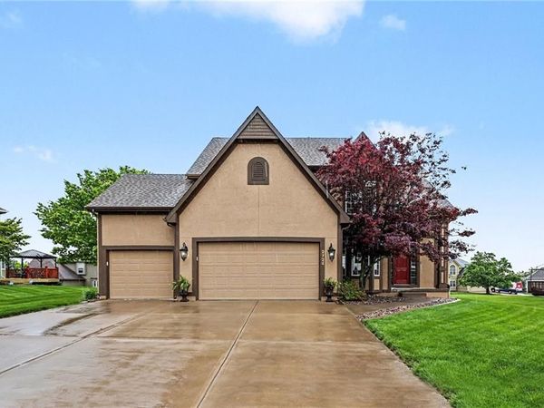 2724 SW Monarch Drive, Lee's Summit, MO 64082