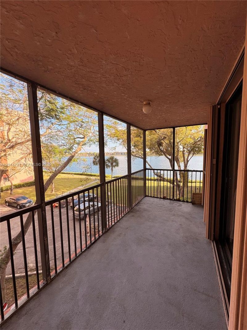 20860 San Simeon Way , Unit 303-6, Miami, FL 33179 Photo