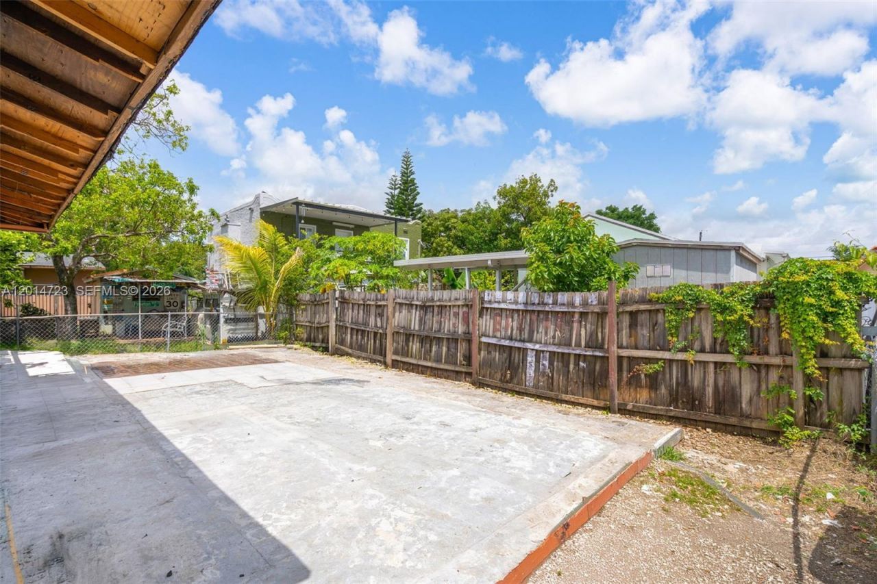 2385 NW 32nd St , Miami, FL 33142 Photo