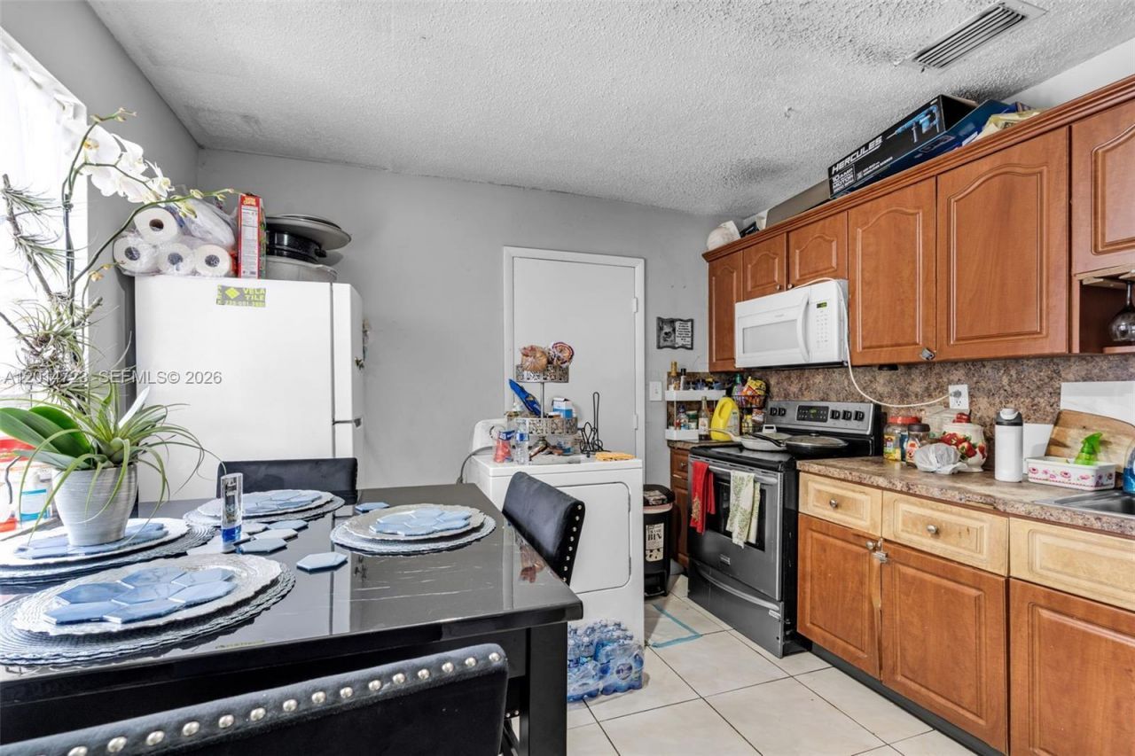 2385 NW 32nd St , Miami, FL 33142 Photo