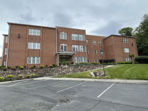 3060 Mcvitty Forest DR, Unit 211, Roanoke, VA 24018