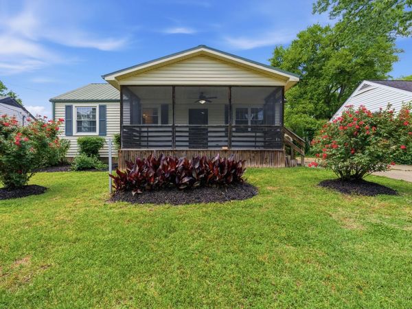 5615 Meadowcrest Ln, Nashville, TN 37209