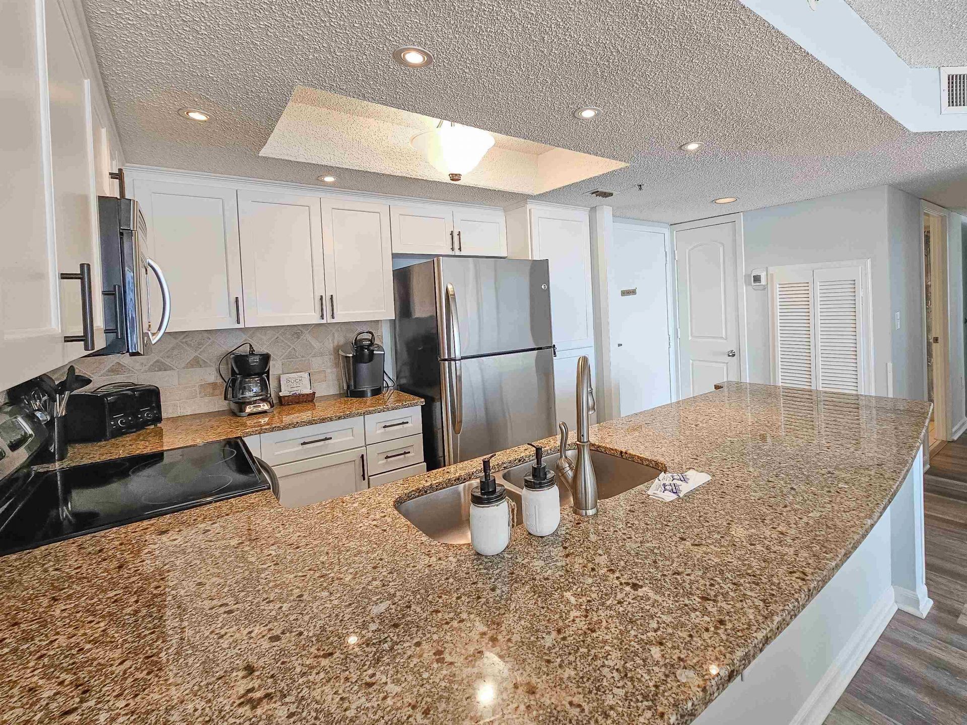9820 Queensway Blvd. Photo 11