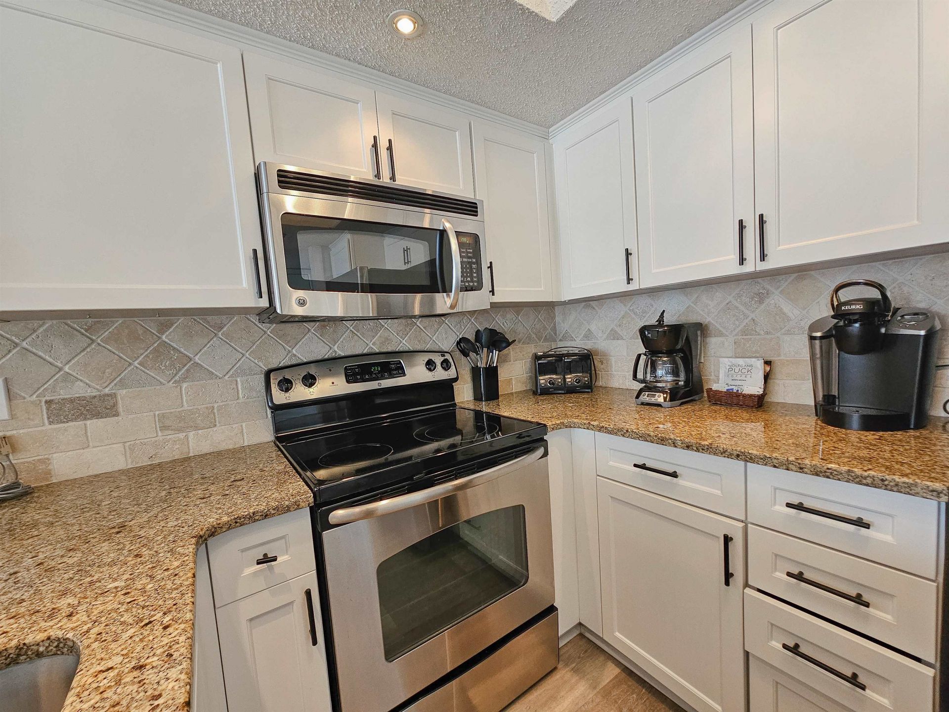 9820 Queensway Blvd. Photo 13