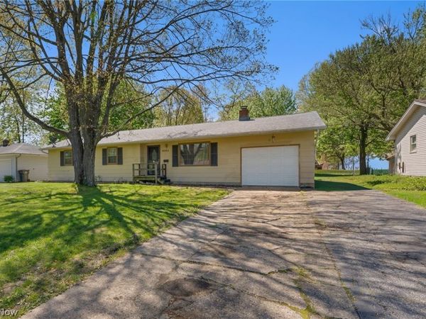 4285 Kerrybrook Drive , Youngstown, OH 44511