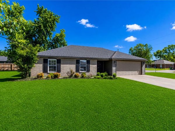 700 Ponderosa Street , Centerton, AR 72719