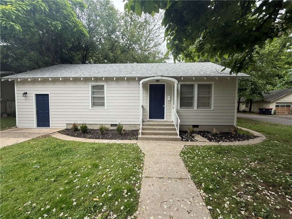 500 W Center Avenue, Springdale, AR 72764 Main Photo