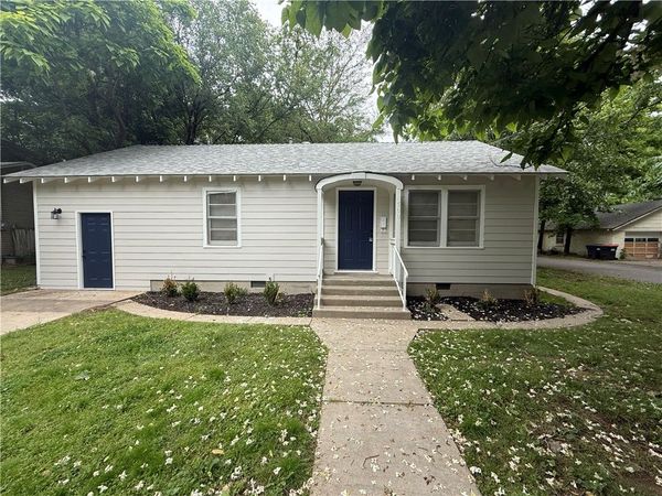 500 W Center Avenue, Springdale, AR 72764