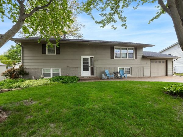 508 S 2nd Place , Eldridge, IA 52748