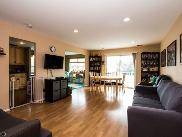 8 Donna Dr, East Hanover, NJ 07936
