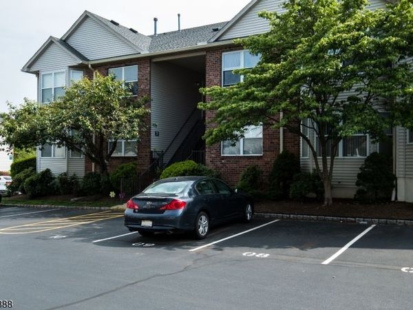 8 Donna Dr, East Hanover, NJ 07936