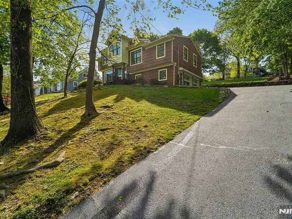 95 Knollton Road, ALLENDALE, NJ 07401