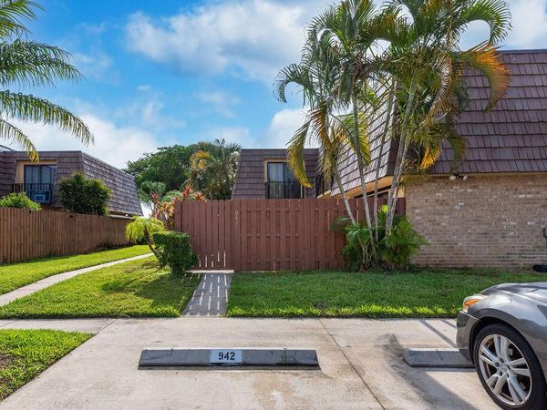 941 Springdale Circle, Palm Springs, FL 33461