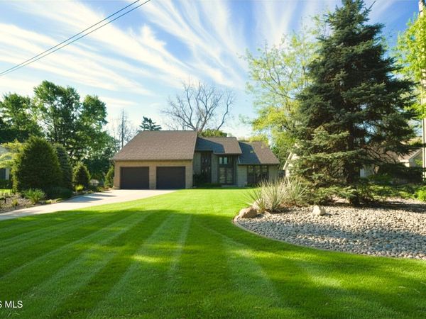 530 Elmway Dr , Maumee, OH 43537