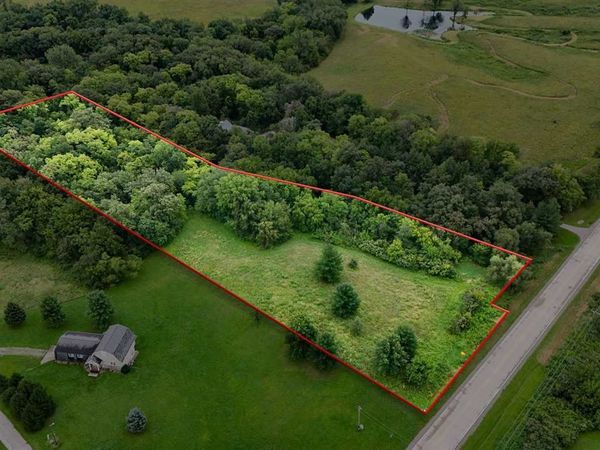 1436 Vine Ave, Riverside, IA 52327