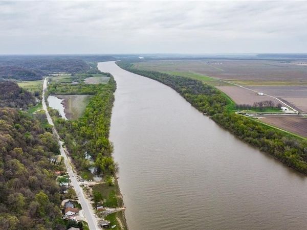 718 N Broadway , Kampsville, IL 62053