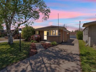 6499 Mayburn Street, Dearborn Heights, MI 48127