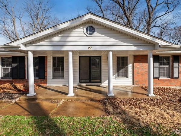 27 Nob Hill Drive , Hazelwood, MO 63138