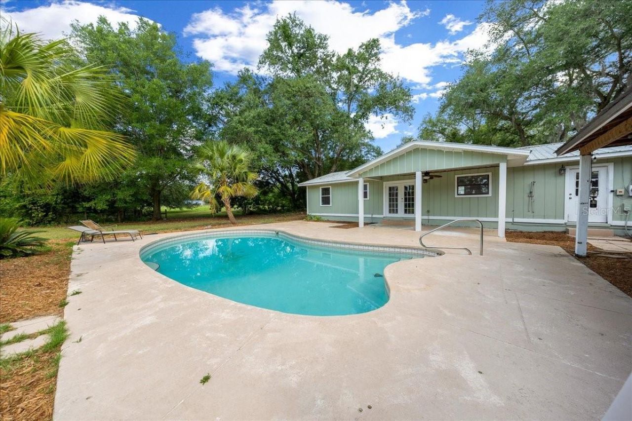 1869 SW 32nd Place , Bell, FL 32619 Photo