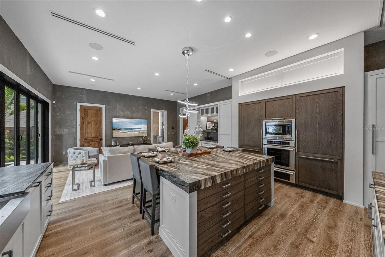 2903 W Hawthorne Road, Tampa, FL 33611 Photo