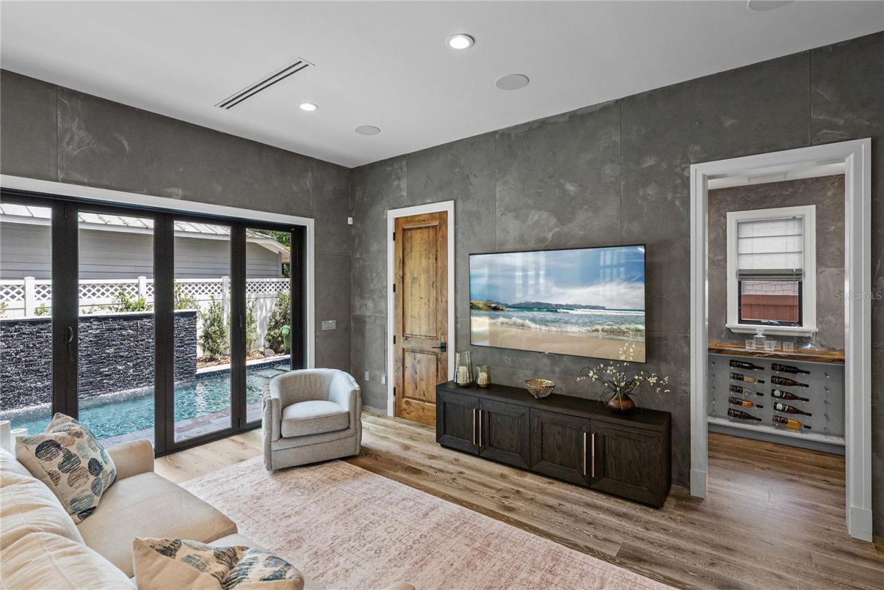 2903 W Hawthorne Road, Tampa, FL 33611 Photo