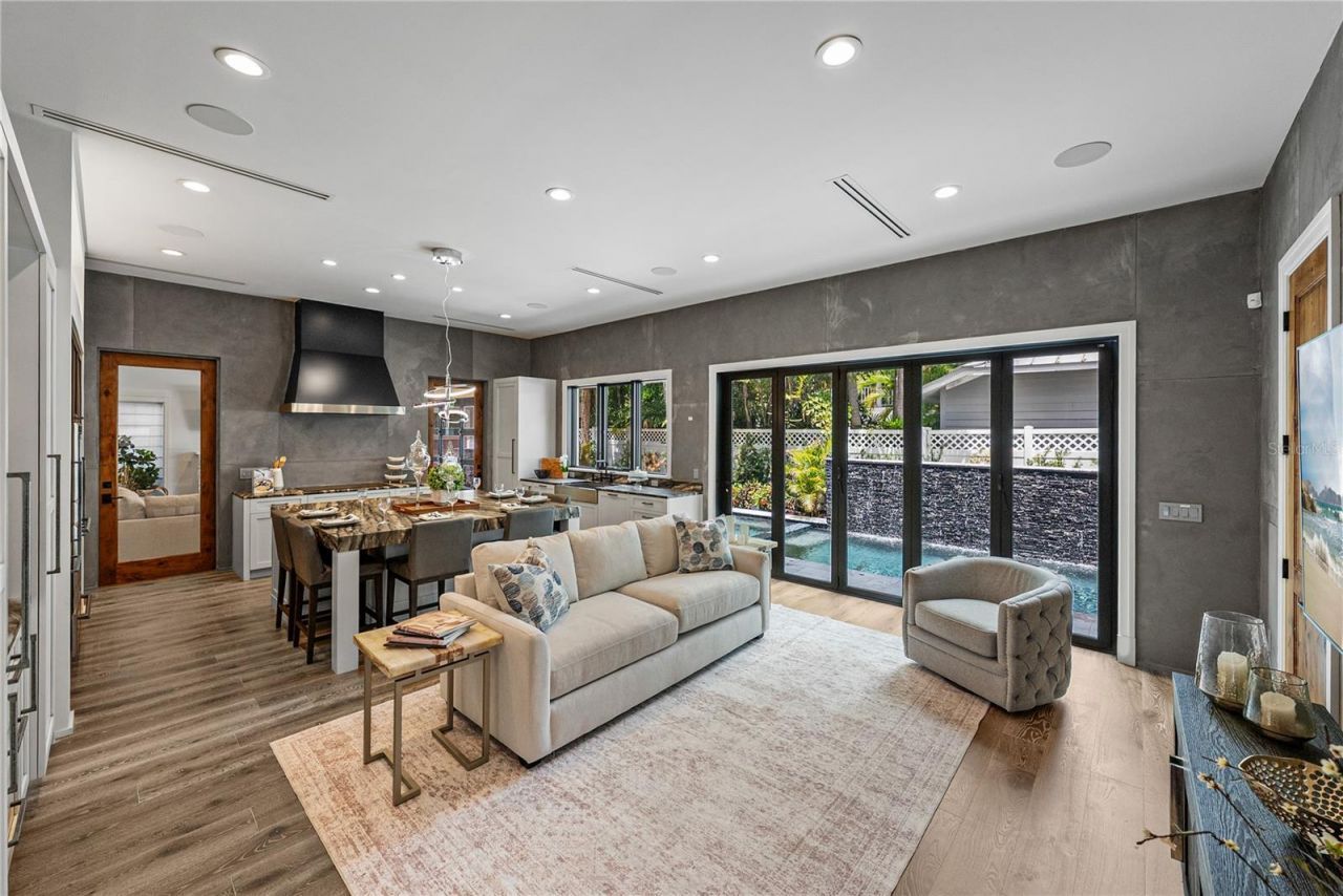 2903 W Hawthorne Road, Tampa, FL 33611 Photo