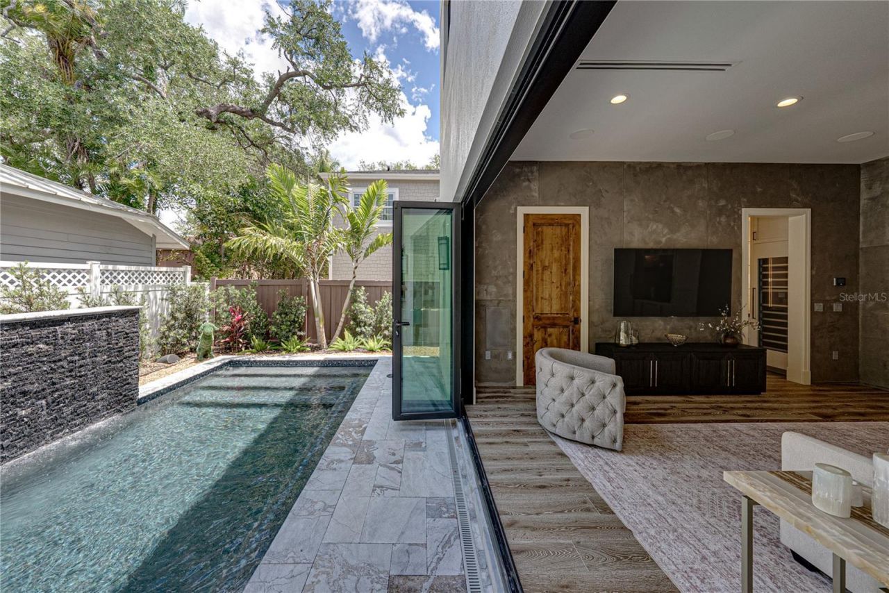 2903 W Hawthorne Road, Tampa, FL 33611 Photo