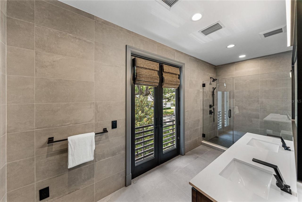 2903 W Hawthorne Road, Tampa, FL 33611 Photo