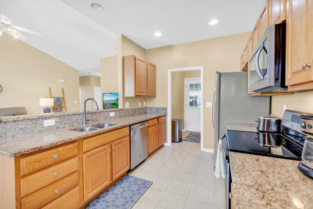 221 Cloverleaf Dr. Photo 10