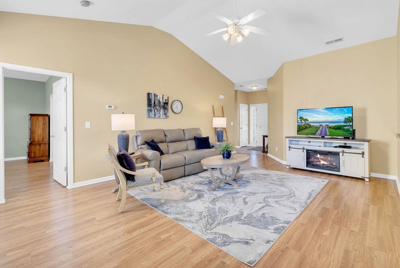 221 Cloverleaf Dr. Photo 5