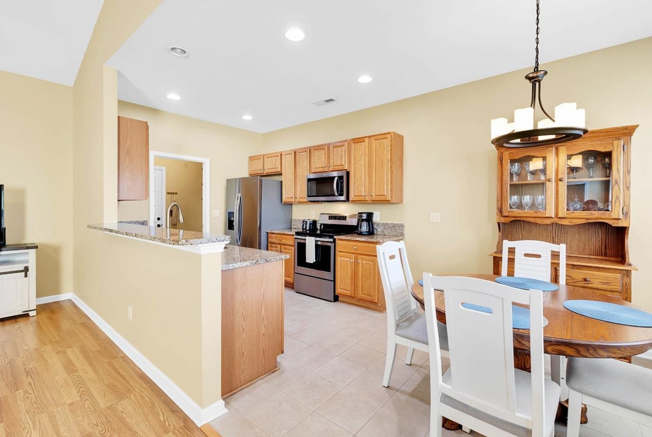 221 Cloverleaf Dr. Photo 8