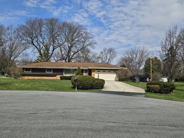 12860 Hobbs Ct, Brookfield, WI 53005