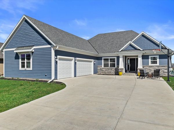 1320 Foxwood Pass, Oconomowoc, WI 53066