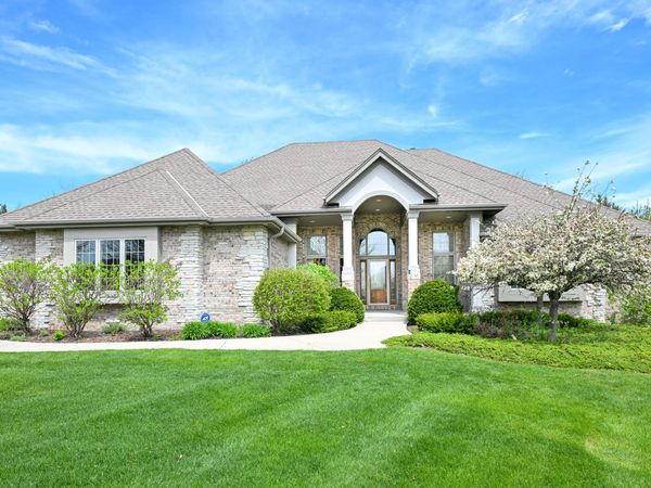 N52W21298 Golfview Ct, Menomonee Falls, WI 53051
