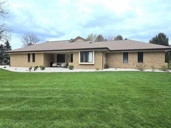 W292N6880 Dorn Rd, Merton, WI 53029