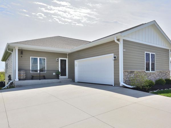 1358 Scenic Pointe Ct, Hartford, WI 53027