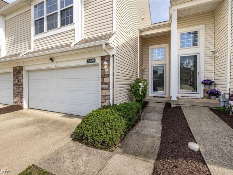 29089 Pembrooke Boulevard, Olmsted Township, OH 44138 Photo 2