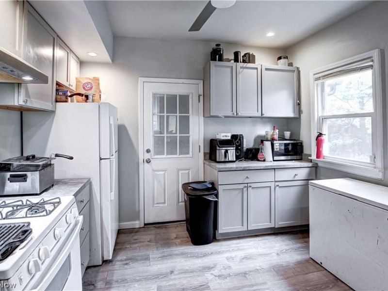 672 E 109th Street, Cleveland, OH 44108 Photo 8