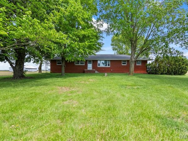 1343 N 22nd Avenue, Raymond, IL 62560