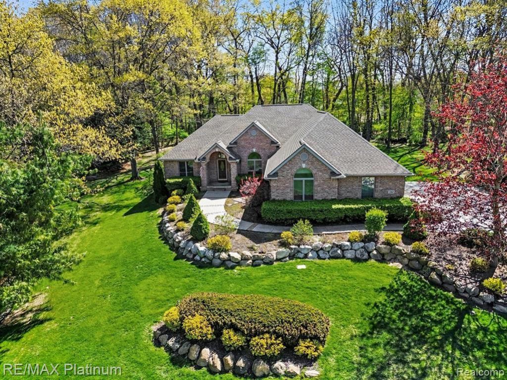 722 Mystic Woods Drive, Hartland Township, MI 48843 Main Photo