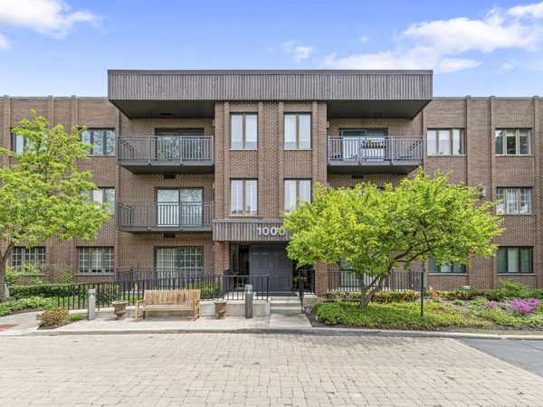 1000 Deerfield Road, Unit 101, Highland Park, IL 60035