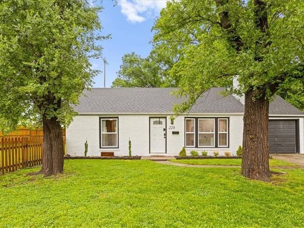228 W Pocahontas Lane, Kansas City, MO 64114