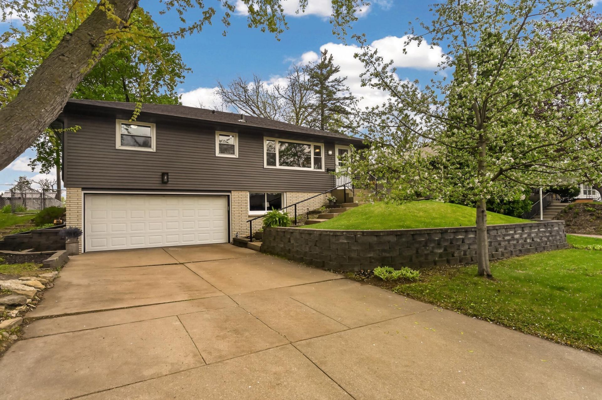 2210 23rd Street Nw, Rochester, MN 55901 Main Photo