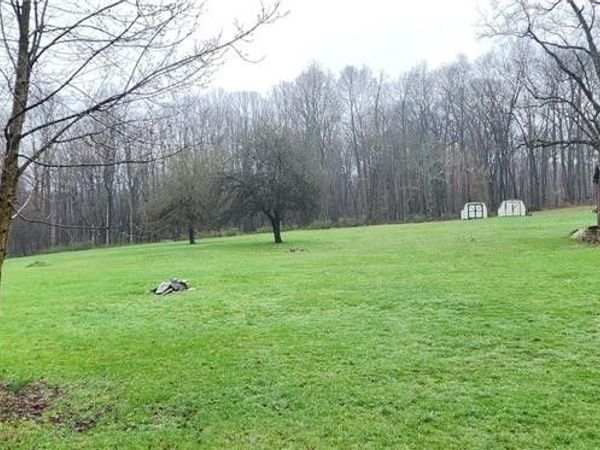 42 Old Dinner Bell Rd , Farmington, PA 15437