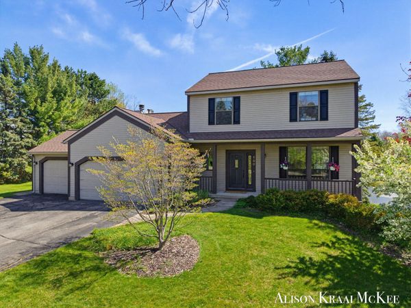 100 Rollingbrook NE, Ada, MI 49301
