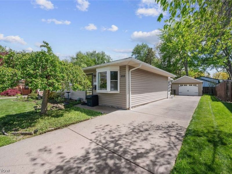 255 Buckeye Drive, Berea, OH 44017 Photo 2