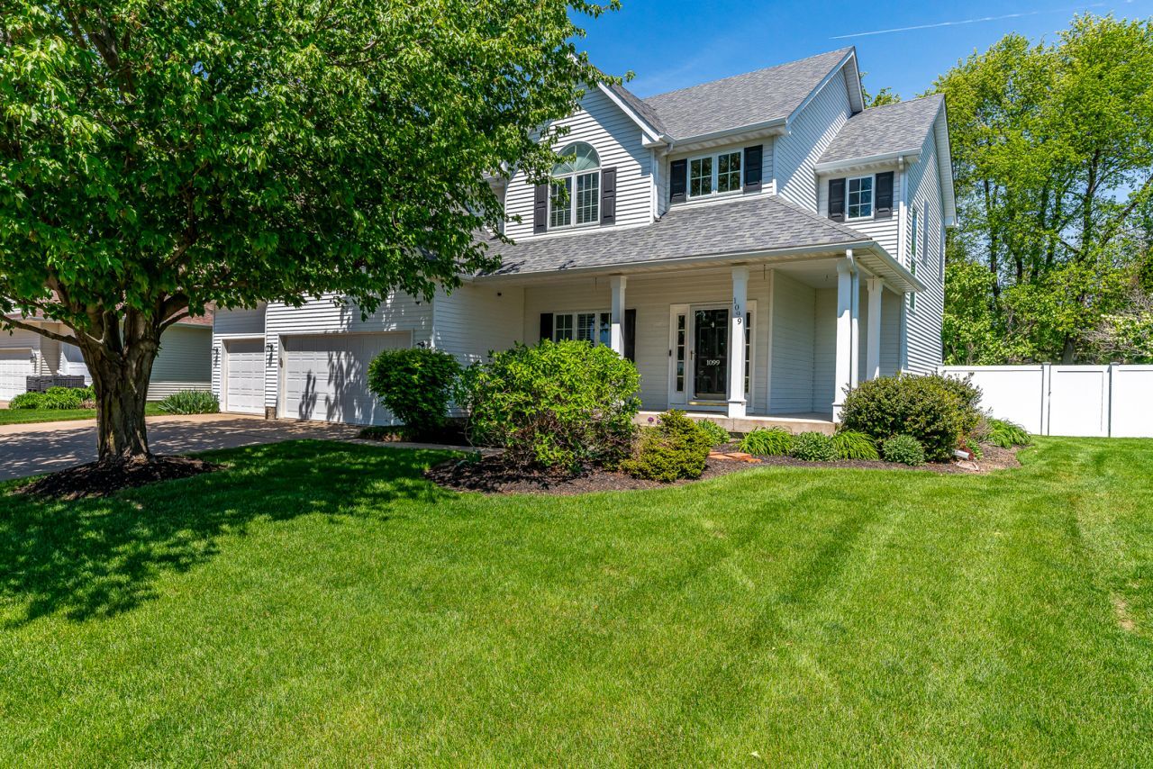 1099 Bridgeview Place, LeClaire, IA 52753 Main Photo