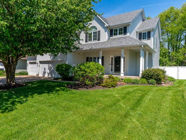 1099 BRIDGEVIEW Place, Le Claire, IA 52753